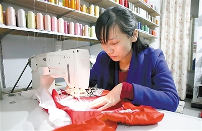 農(nóng)民工開(kāi)旗袍繡花坊 網(wǎng)上攬活年銷(xiāo)86萬(wàn)